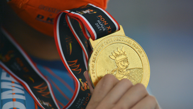 Atlet sepatu roda putri DKI Jakarta Alifia Meidia Namasta menunjukkan medali emasnya pada upacara pengalungan medali usai Elimination 10.000 meter putri PON Papua di Arena Klemen Tinal Roller Sport, Kota Jayapura, Papua, Rabu (29/9/2021). ANTARA FOTO/Fauzan/wsj. (Dok Infopublik.id) 