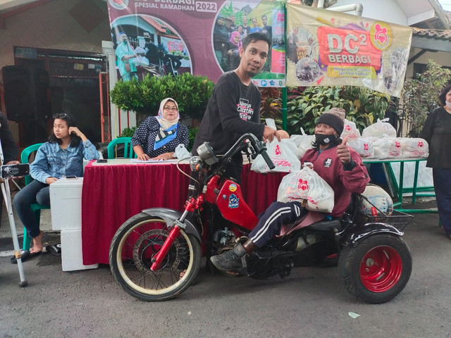 Ketua DC², Sutarno memberikan parcel Ramadhan kepada salah satu difabel, pada Sabtu (30/04/2022). Foto: Dwi Lindawati