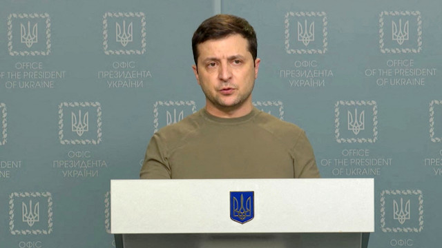 Presiden Ukraina Volodymyr Zelenskiy membuat pernyataan di Kyiv, Ukraina, Jumat (25/2/2022). Foto: Ukrainian Presidential Press Service/Handout via REUTERS