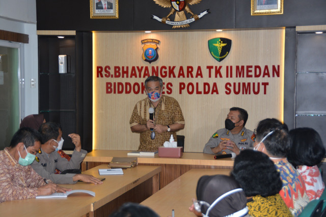 Dr Aqua Dwipayana saat memberikan Sharing Komunikasi dan Motivasi di Rumah Sakit Bhayangkara Medan. Foto: dok