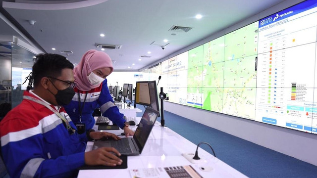 Dirut Pertamina Nicke Widyawati saat memantau ketersediaan BBM lewat Pertamina Integrated Enterprise Data and Center Command (PIEDCC). Foto: Pertamina