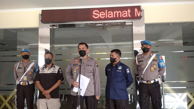 Kabidhumas Polda Jawa Tengah Kombes Pol M Iqbal Alqudussy saat menunjukkan foto mobil dan senjata api milik Bripda D dalam jumpa pers di Mapolda Jawa Tengah, Kamis (21/4). Foto: Intan Alliva Khansa/kumparan