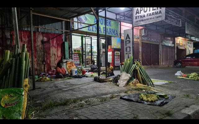Mama-mama dari Suku Kamoro sudah mulai berjualan kulit ketupat semenjak subuh di Pasar Lama, Timika, Foto : Eddy Deda