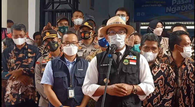 gubernur Jawa Barat, Ridwan Kamil mengecek harga daging sapi lokal di pasar Pasalaran Cirebon, Jawa Barat pada Jumat (04/3/2022). (Komara)