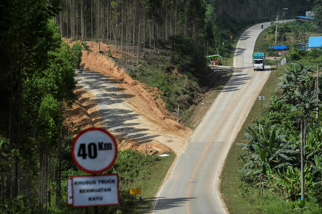 Truk melintas di jalan raya yang akan masuk ke dalam Kawasan Inti Pusat Pemerintahan Ibu Kota Negara (IKN) Nusantara di Kecamatan Sepaku, Penajam Paser Utara, Kalimantan Timur, Selasa (15/3/2022). Foto: Hafidz Mubarak A/ANTARA FOTO