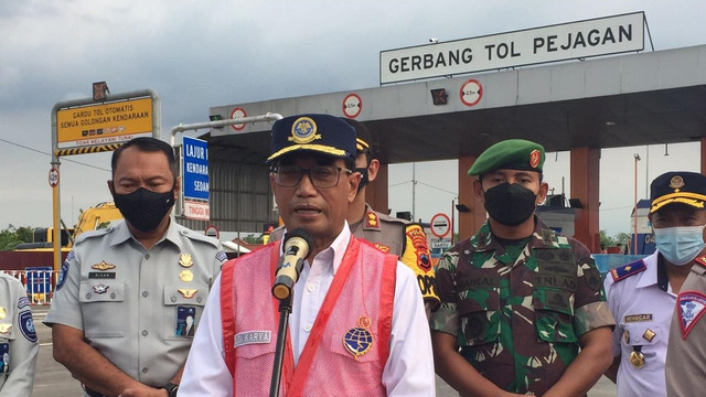 Menteri Perhubungan Budi Karya Sumadi di Gerbang Tol Pejagan, Brebes, Jawa Tengah, Kamis (28/4/2022). Foto: Muhammad Darisman/kumparan