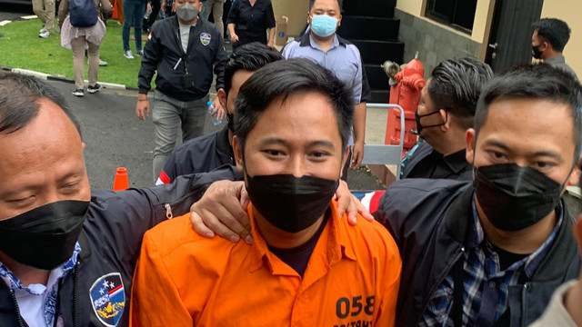 Doni Salmanan mengenakan baju tahanan saat dihadirkan dalam konferensi pers di Bareskrim Polri, Jakarta, Selasa (15/3/2022). Foto: Nugroho GN/kumparan