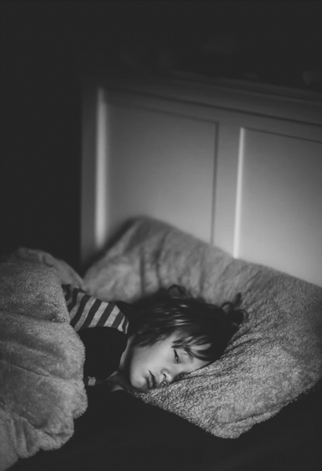 Ilustrasi anak laki-laki merasa hal aneh selama masa penyembuhan sunat. Foto: unsplash.com/anniespratt