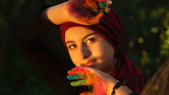 Ilustrasi wanita berhijab. Foto: Unsplash/@acharki95