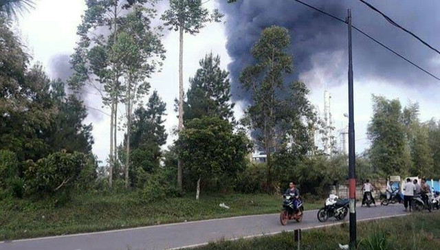 Kepulan asap akibat ledakan pipa gas pertamina. (ist)