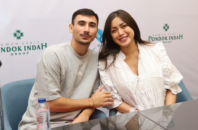 Artis Jessica Iskandar dan suaminya Vincent Verhaag saat konferensi pers terkait kelahiran anak kedua di RS Pondok Indah, Jakarta, (9/5/2022). Foto: Dok. Agus Apriyanto