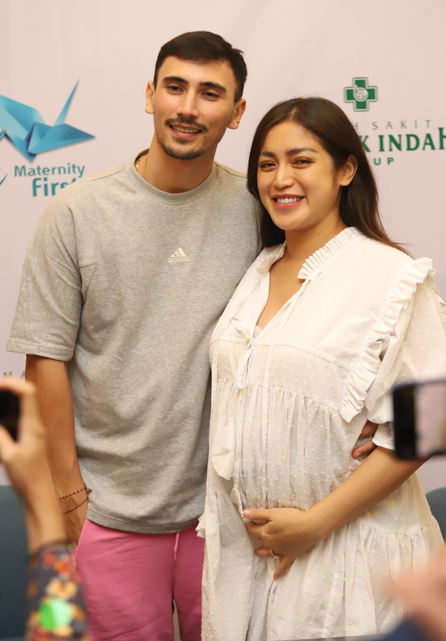 Artis Jessica Iskandar dan Vincent Verhaag saat konferensi pers terkait kelahiran anak kedua di RS Pondok Indah, Jakarta, (9/5/2022). Foto: Dok. Agus Apriyanto