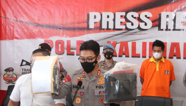 apolda Kaltara Irjen Pol Daniel Adityajaya memperlihatkan sejumlah alat bukti atas kasus yang menjerat personel Ditpolair Polda Kalimantan Utara, Briptu HSB, Senin (9 Mei 2022) di Mapolda Kalimantan Utara. ANTARA/Ayu Prameswari