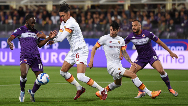 Jonathan Ikone dari ACF Fiorentina duel dengan Chris Smalling dari AS Roma pada pertandingan Serie A di Florence, Italia. Foto: Giuseppe Maffia/NurPhoto/Reuters