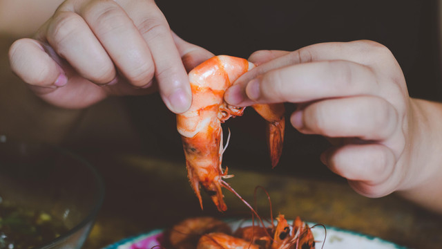 Ilustrasi ibu menyusui makan udang. Foto: Emzii F Clef/Shutterstock