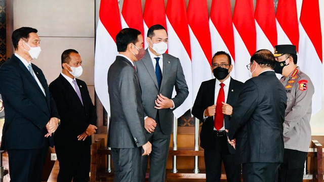 Presiden Joko Widodo didampingi Menteri Perdagangan Muhammad Lutfi saat akan berangkat menuju ke Amerika Serikat di Bandara Soekarno-Hatta, Selasa (10/5/2022). Foto: Laily Rachev/Biro Pers Sekretariat Presiden