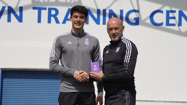 Elkan Baggott menerima medali dan trofi juara Professional Development League bersama Ipswich Town U-23. Foto: Ipswich Town