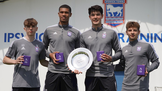 Elkan Baggott menerima medali dan trofi juara Professional Development League bersama Ipswich Town U-23. Foto: Ipswich Town