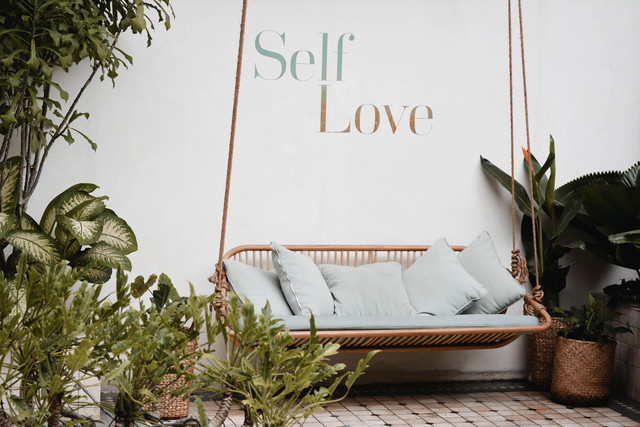 caption mirror selfie. sumber foto: unsplash/ayunan rotan warna coklat