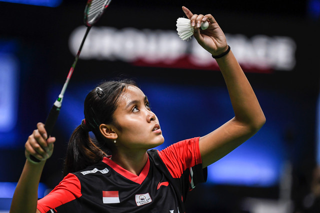 Pebulu tangkis tunggal putri Indonesia Bilqis Prasista melakukan servis saat pertandingan melawan Jerman dalam pertandingan babak penyisihan grup A Piala Thomas Uber 2022 di Impact Arena, Bangkok, Thailand, Selasa (10/5/2022). Foto: M Risyal Hidayat/ANTARA FOTO