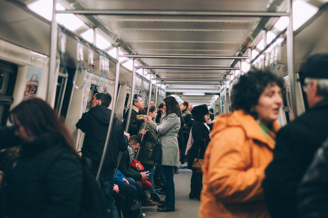 Ilustrasi cara mencari topik pembicaraan, sumber foto: (Adelin Preda) by Unsplash.com