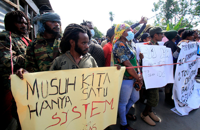Sejumlah pengunjuk rasa dari berbagai elemen mahasiwa berunjukrtasa di Jalan Buper, Waena, Kota Jayapura, Papua, Selasa (10/5/2022). Foto: Gusti Tanati/ANTARA FOTO