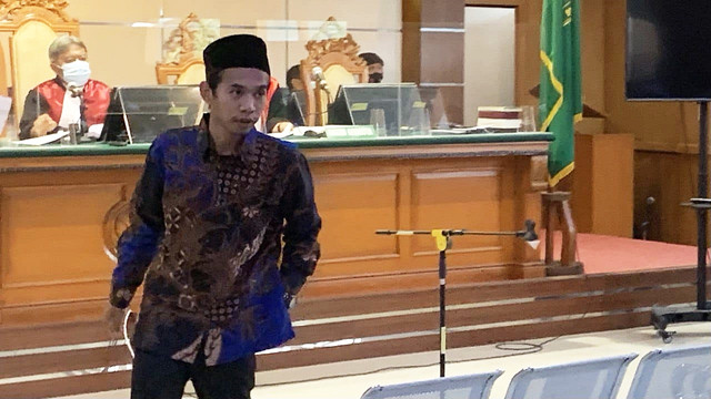 Saksi pelapor Tubagus Nurul Alam mengikuti sidang Habib Bahar bin Smith di Pengadilan Negeri Bandung pada Selasa (10/5/2022). Foto: Ulfah Salsabila/kumparan