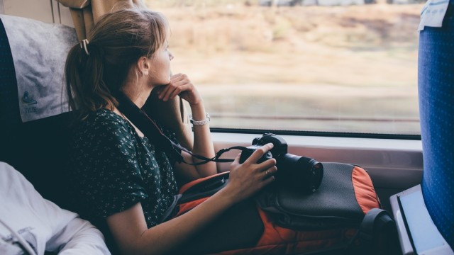 Ilustrasi wanita traveling dengan kereta api Foto: Shutter Stock