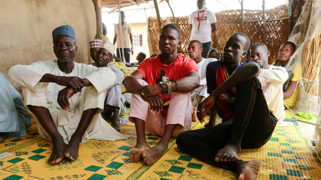 Pengungsi memerhatikan penyuluhan keselamatan bagi korban pemberontakan Boko Haram di kamp Gubio, Maiduguri, Nigeria, pada Jumat (6/5/2022). Foto: Afolabi Sotunde/REUTERS