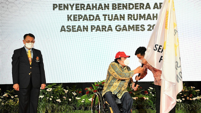 Seremoni penyerahan bendera ASEAN Para Games di Pura Mangkunegaran, Solo, Senin (09/05/2022) malam. FOTO: Agung Santoso