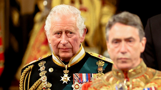 Pangeran Charles Inggris berjalan melalui Galeri Kerajaan untuk Pembukaan Parlemen Negara di Istana Westminster di London, Inggris, Selasa (10/5/2022). Foto: Hannah McKay/REUTERS