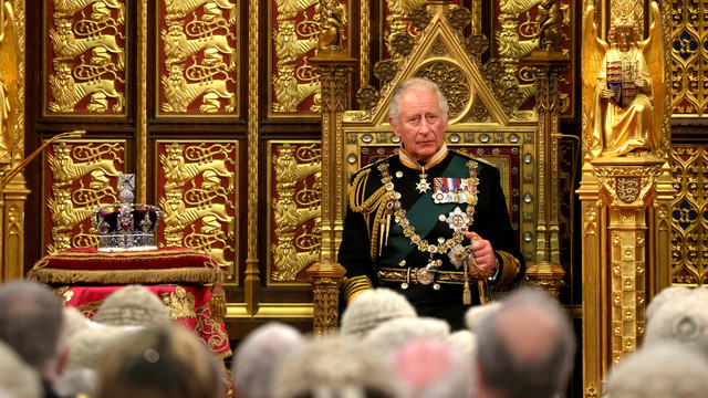 Pangeran Charles duduk di dekat Mahkota Negara Kekaisaran di House of Lords Chamber selama Pembukaan Parlemen Negara di Gedung Parlemen, di London, Inggris, Selasa (10/5/2022). Foto: Dan Kitwood/POOL/AFP
