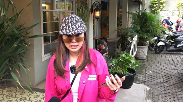 Denise Chariesta hadir di konferensi pers pengacara Medina Zein, kawasan Jagakarsa, Jakarta Selatan, Selasa (10/5/2022). Foto: Giovanni/kumparan