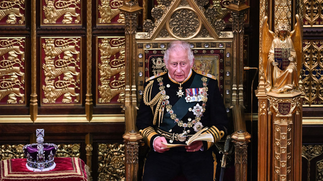 Pangeran Charles membacakan Pidato Ratu saat ia duduk di dekat Mahkota Negara Kekaisaran, selama Pembukaan Parlemen Negara di Gedung Parlemen, di London, Inggris, Selasa (10/5/2022). Foto: BEN STANSALL/AFP/POOL