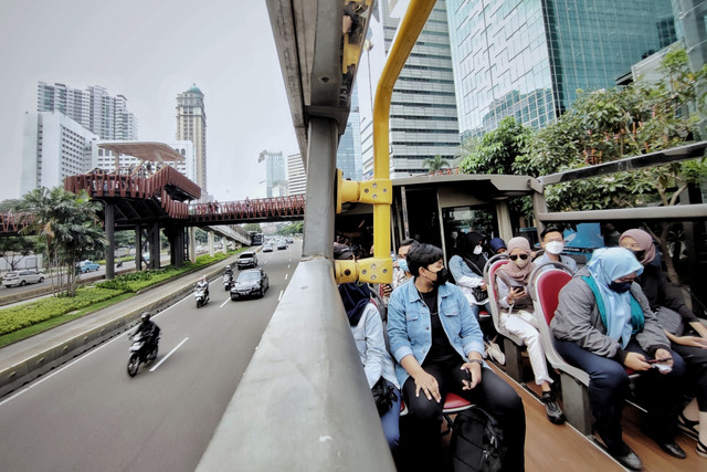 Warga menikmati pemandangan kota di atas bus wisata Transjakarta di Jakarta, Selasa (10/5/2022). Foto: Jamal Ramadhan/kumparan