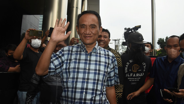 Ketua Badan Pemenangan Pemilu (Bappilu) Partai Demokrat Andi Arief berjalan meninggalkan gedung Komisi Pemberantasan Korupsi (KPK) usai menjalani pemeriksaan di Jakarta, Senin (10/5/2022). Foto: Indrianto Eko Suwarso/ANTARA FOTO