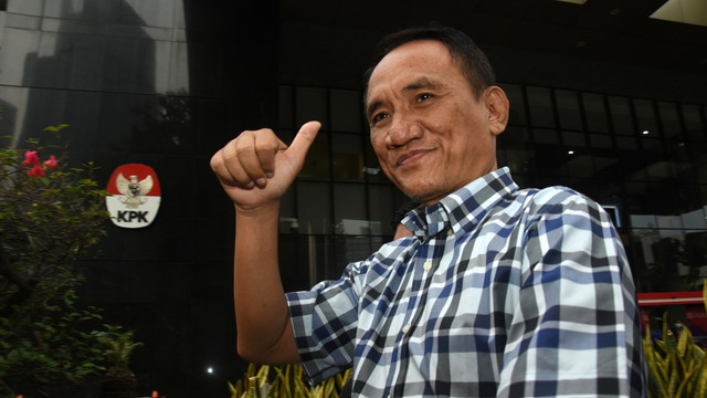 Ketua Badan Pemenangan Pemilu (Bappilu) Partai Demokrat Andi Arief berjalan meninggalkan gedung Komisi Pemberantasan Korupsi (KPK) usai menjalani pemeriksaan di Jakarta, Senin (10/5/2022). Foto: Indrianto Eko Suwarso/ANTARA FOTO