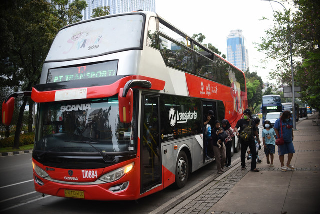 Warga naik bus wisata TransJakarta yang berkeliling di kota Jakarta, Selasa (10/5). Foto: Jamal Ramadhan/kumparan