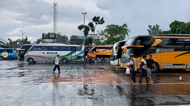Suasana Terminal Cicaheum Bandung dua hari menjelang Hari Raya Idul Fitri 1443 H pada 30 Mei 2022. (FOTO: Wiena Amalia Salsabilla).