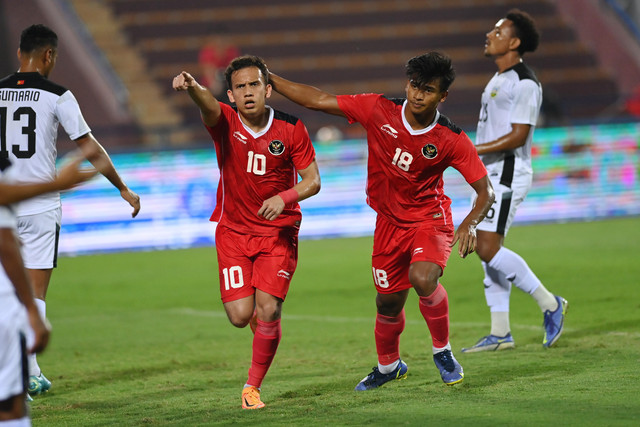 Pesepak bola Timnas Indonesia Egy Maulana Vikri (kiri) berselebrasi usai menjebol gawang Timnas Timor Leste dalam laga lanjutan Grup A Sepak Bola SEA Games 2021 Vietnam di Stadion Viet Tri, Phu Tho, Vietnam, Selasa (10/5/2022). Foto: Aditya Pradana Putra/ANTARA FOTO
