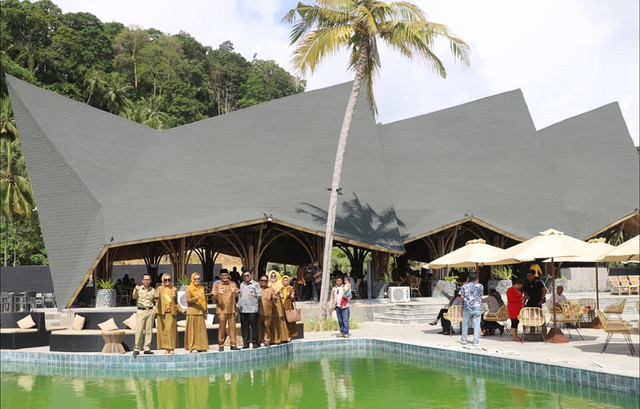 Wali Kota Padang  Hendri Septa bersama sejumlah jajaran saat mengunjungi Marawa Beach Club Padang, Selasa 10 Mei 2022. Foto: Humas Pemko