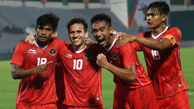 Pesepak bola Timnas Indonesia Egy Maulana Vikri bersama rekan-rekannya berselebrasi usai mencetak gol ke gawang Timnas Timor Leste di Stadion Viet Tri, Phu Tho, Vietnam, Selasa (10/5/2022). Foto: Aditya Pradana Putra/ANTARA FOTO