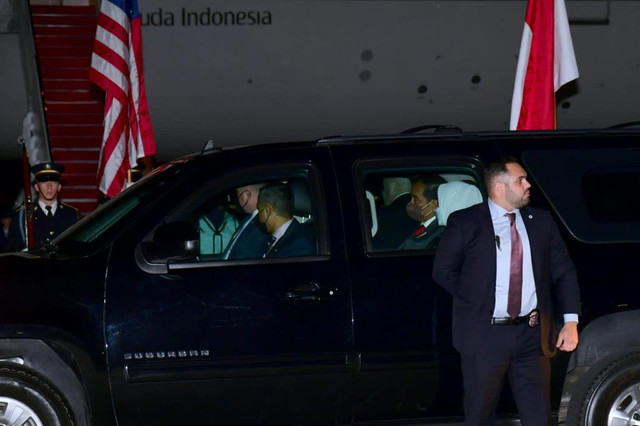 Presiden Joko Widodo dan Ibu Iriana beserta rombongan tiba di Pangkalan Militer Andrews, Washington DC, Amerika Serikat, pada Selasa, (10/5/2022) waktu setempat. Foto: Muchlis Jr/Biro Pers Sekretariat Presiden
