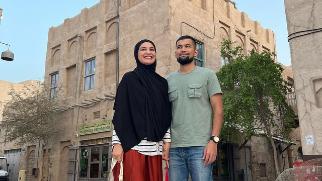Teuku Wisnu dan Shireen Sungkar saat liburan ke Dubai. Foto: Instagram/@teukuwisnu