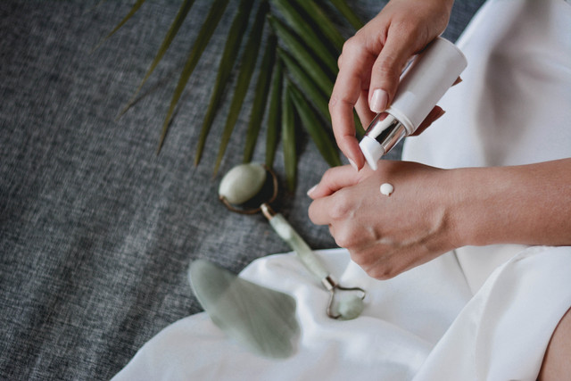 manfaat niacinamide. sumber foto: unsplash/orang memegang botol putih