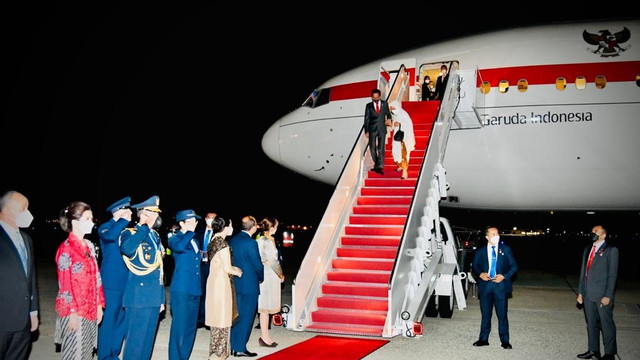 Presiden Joko Widodo beserta rombongan tiba di Pangkalan Militer Andrews, Washington DC, Amerika Serikat, pada Selasa (10/5/2022) waktu setempat. Foto: Laily Rachev/Biro Pers Sekretariat Presiden