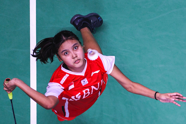 Pebulu tangkis tunggal putri Indonesia Bilqis Prasista mengembalikan kok ke arah lawan tunggal putri Jepang Akane Yamaguchi dalam pertandingan babak penyisihan grup A Piala Thomas Uber 2022 di Impact Arena, Bangkok, Thailand, Rabu (11/5/2022). Foto: M Risyal Hidayat/ANTARA FOTO