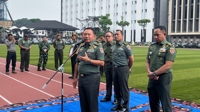 Kepala Staf Angkatan Darat (KSAD) Jenderal TNI Dudung Abdurachman melakukan video confrence untuk meninjau keberhasilan melaksanakan operasi pemisahan bayi kembar siam di Mabes AD, Rabu (11/5/2022). Foto: Haya Syahira/kumparan