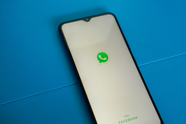 Ilustrasi WA di HP Samsung. Foto: Unsplash.com