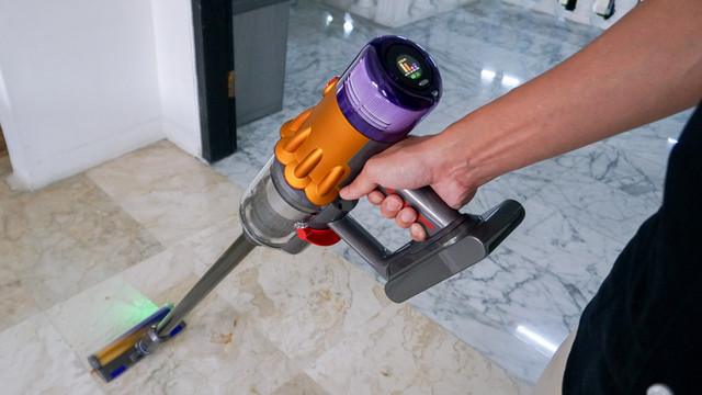 Vacuum cleaner stik nirkabel Dyson V12 Detect Slim. Foto: Kevin S. Kurnianto/kumparan